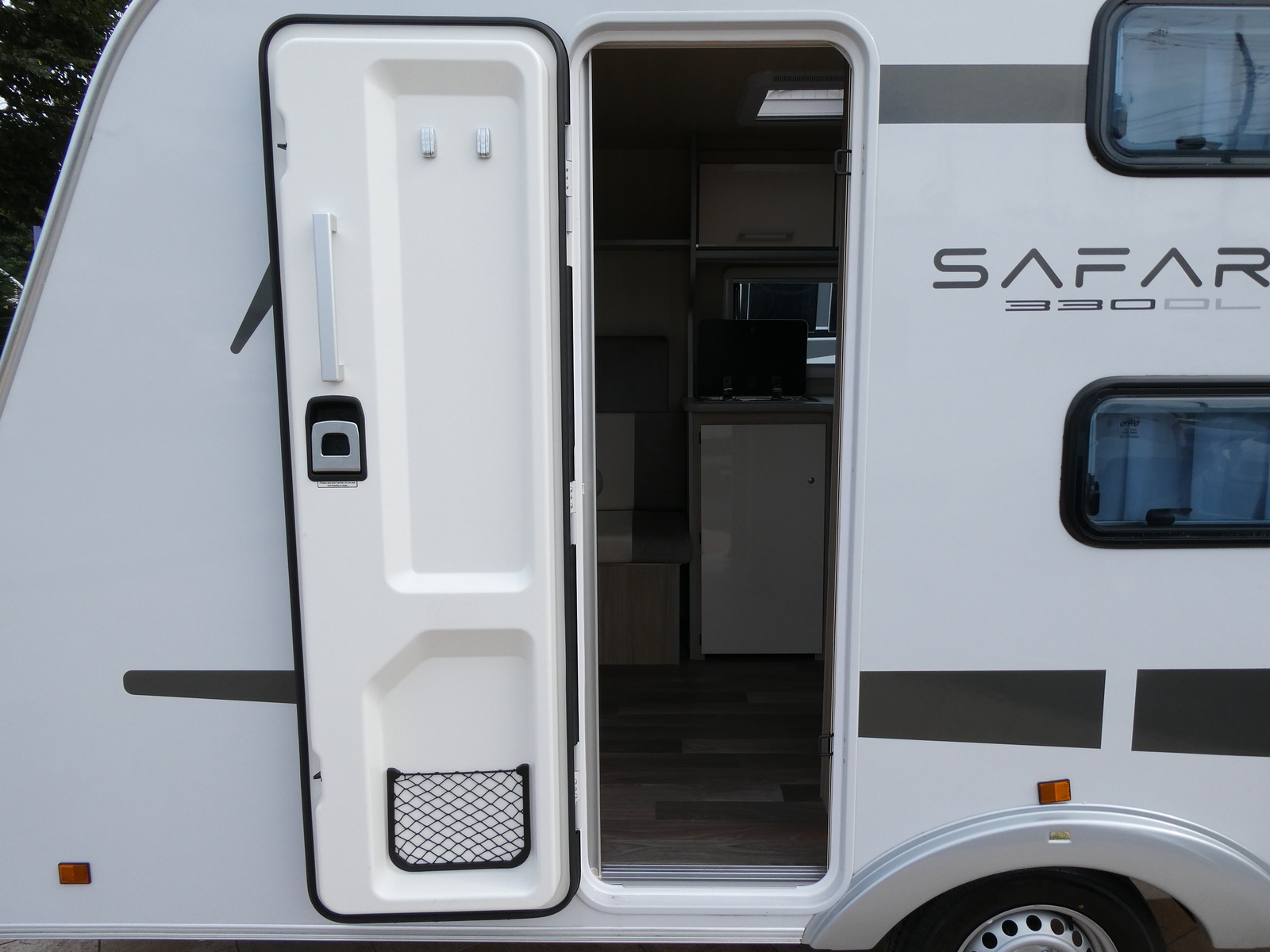 キャンピングカートレーラー