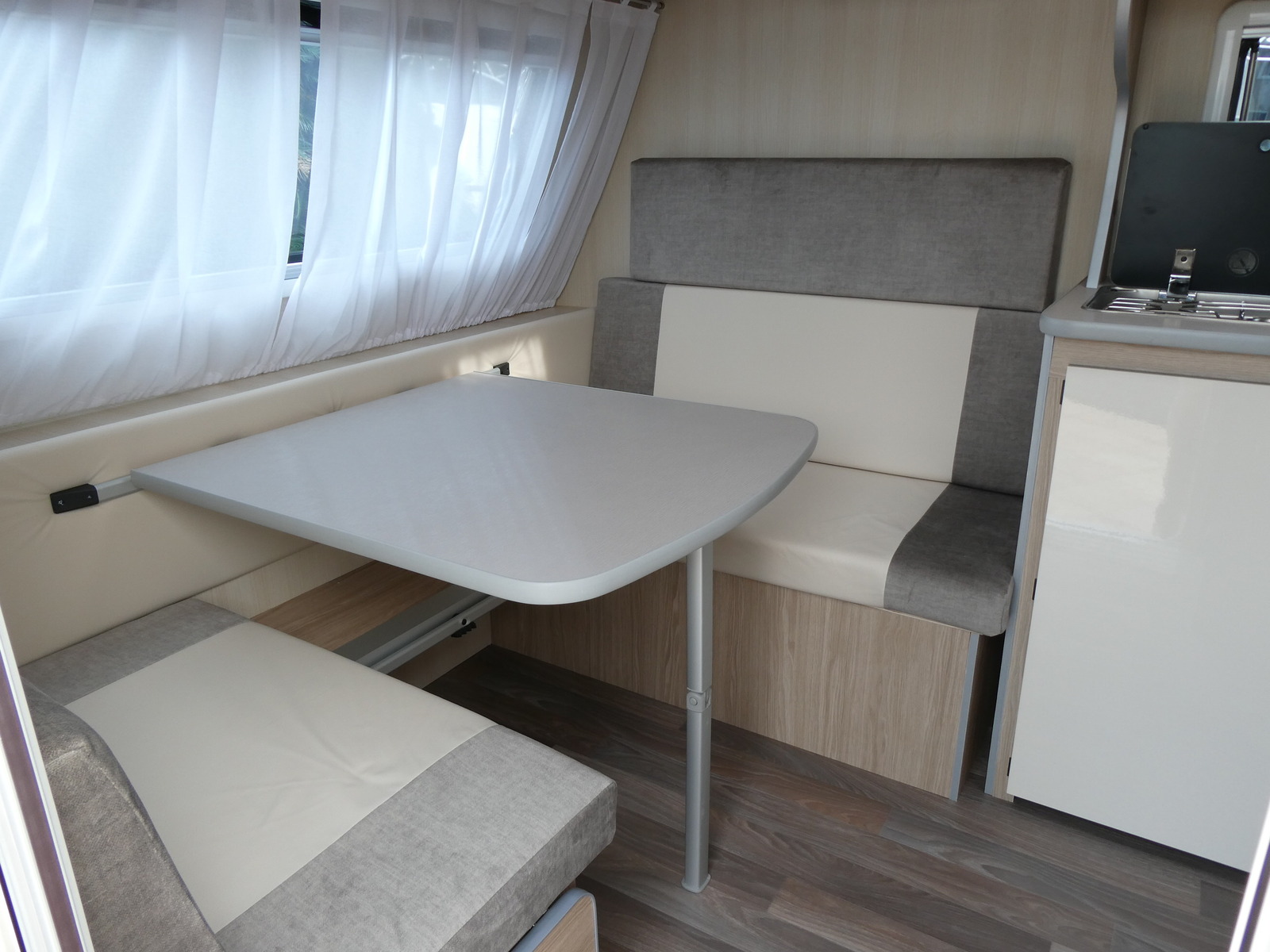 キャンピングカートレーラー