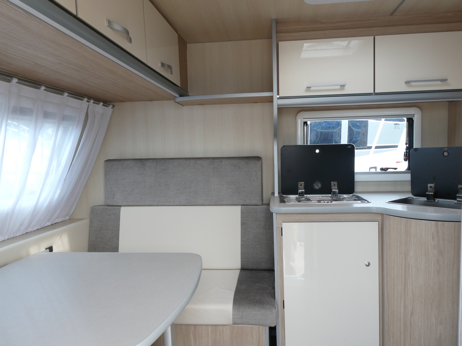 キャンピングカートレーラー