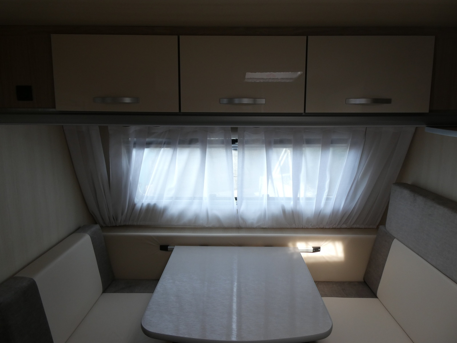 キャンピングカートレーラー