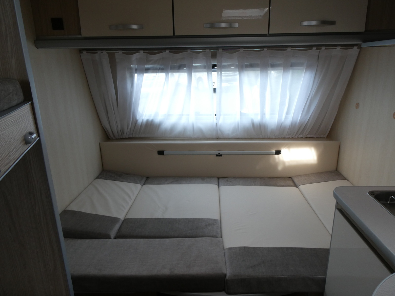 キャンピングカートレーラー