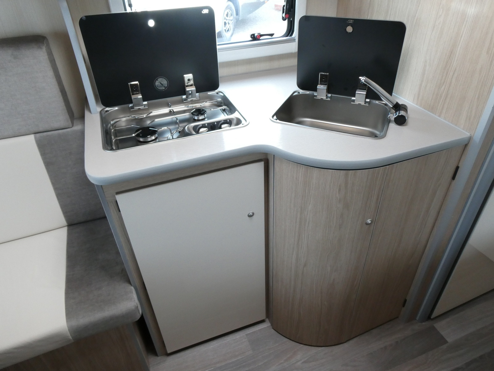 キャンピングカートレーラー