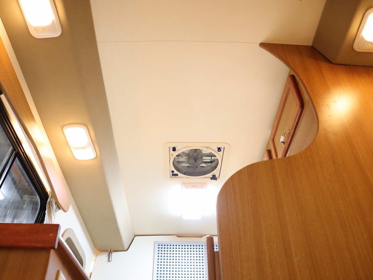 キャンピングカーキャブコン