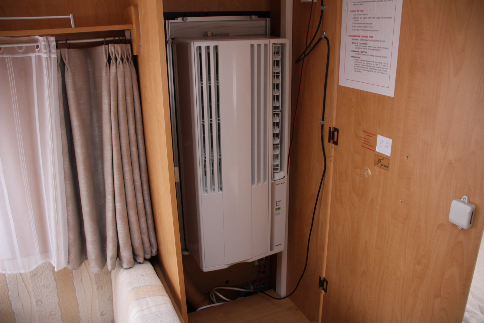 キャンピングカートレーラー