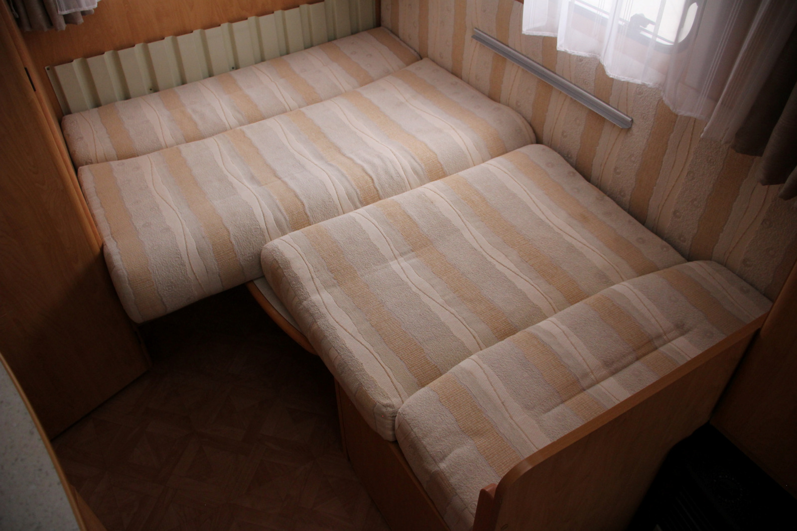 キャンピングカートレーラー