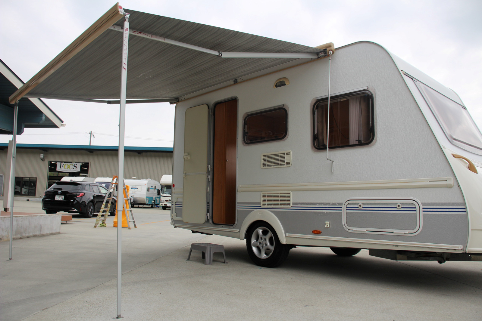 キャンピングカートレーラー