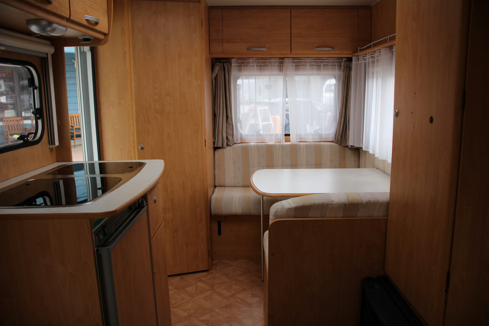 キャンピングカートレーラー