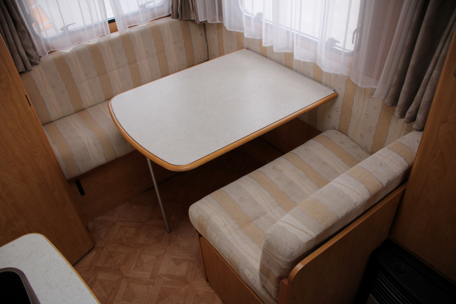 キャンピングカートレーラー