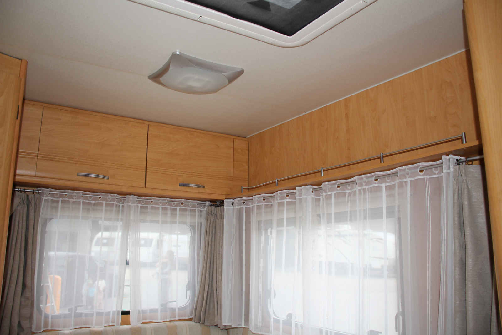 キャンピングカートレーラー