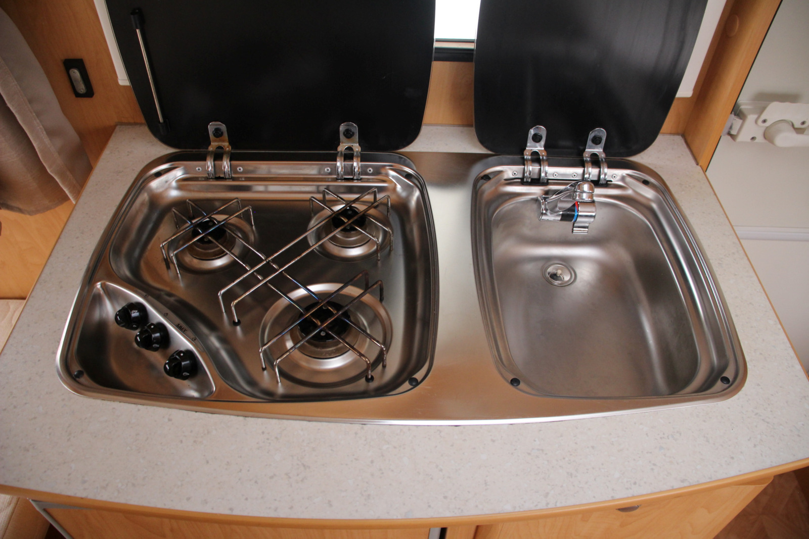 キャンピングカートレーラー