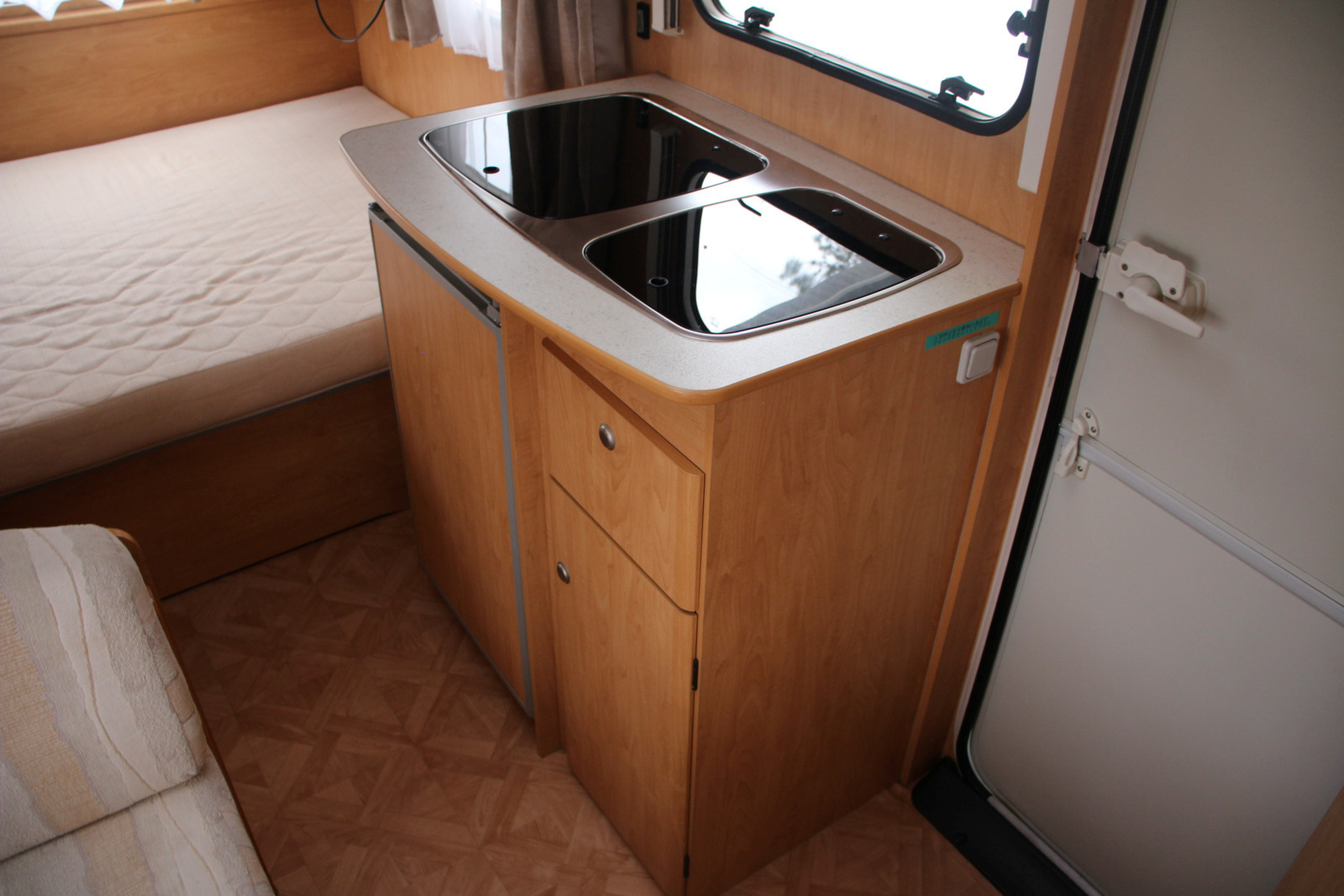 キャンピングカートレーラー