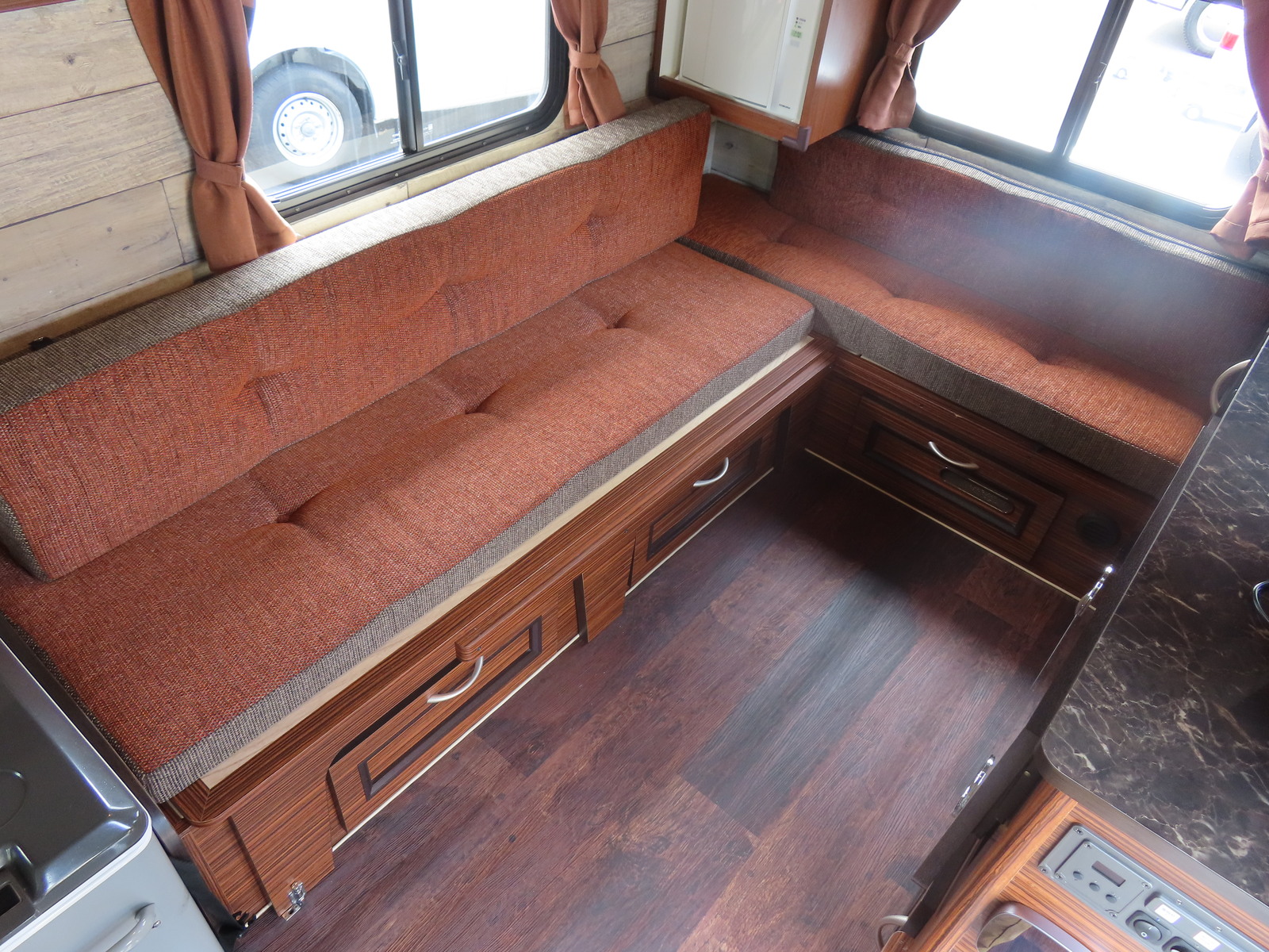 キャンピングカー軽キャンパー