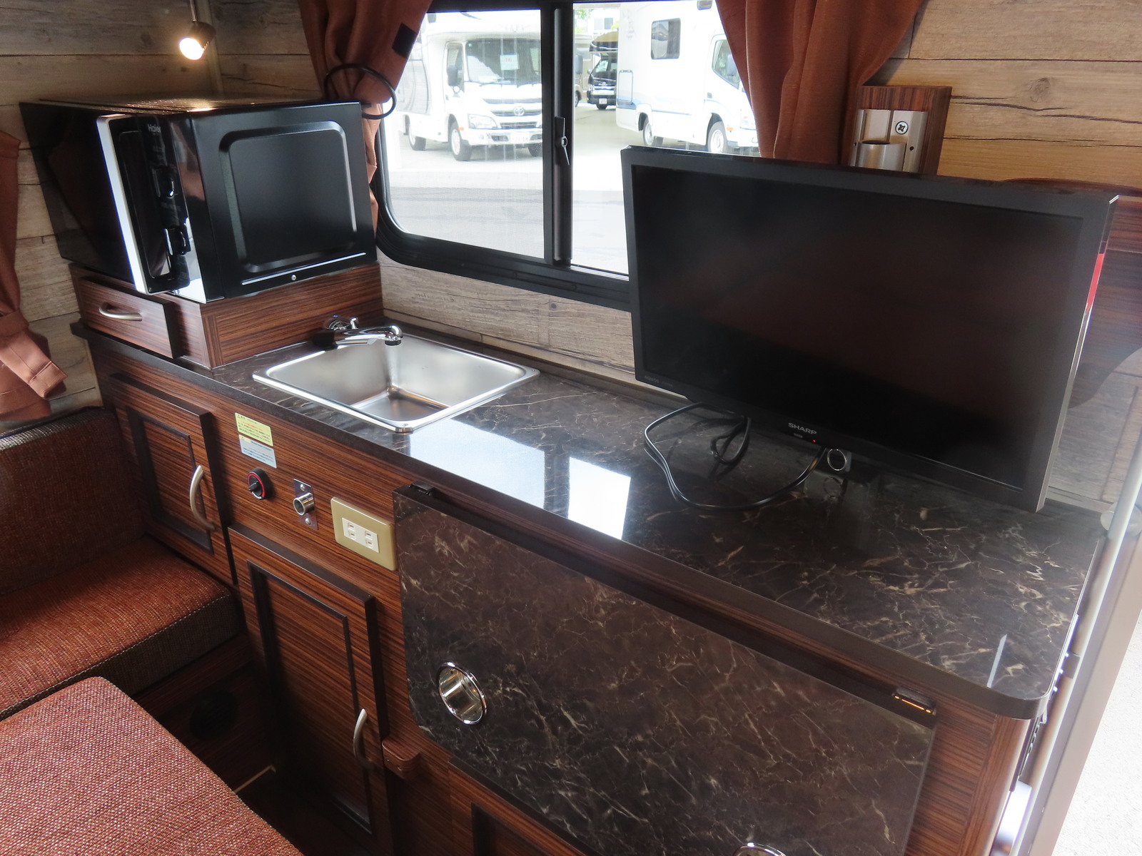 キャンピングカー軽キャンパー