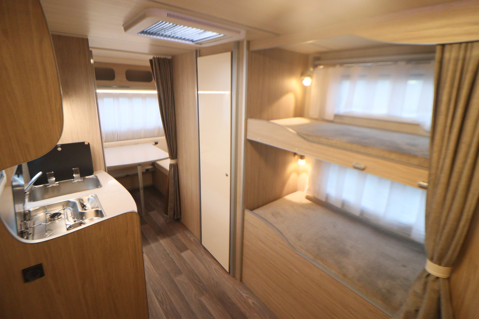 キャンピングカートレーラー