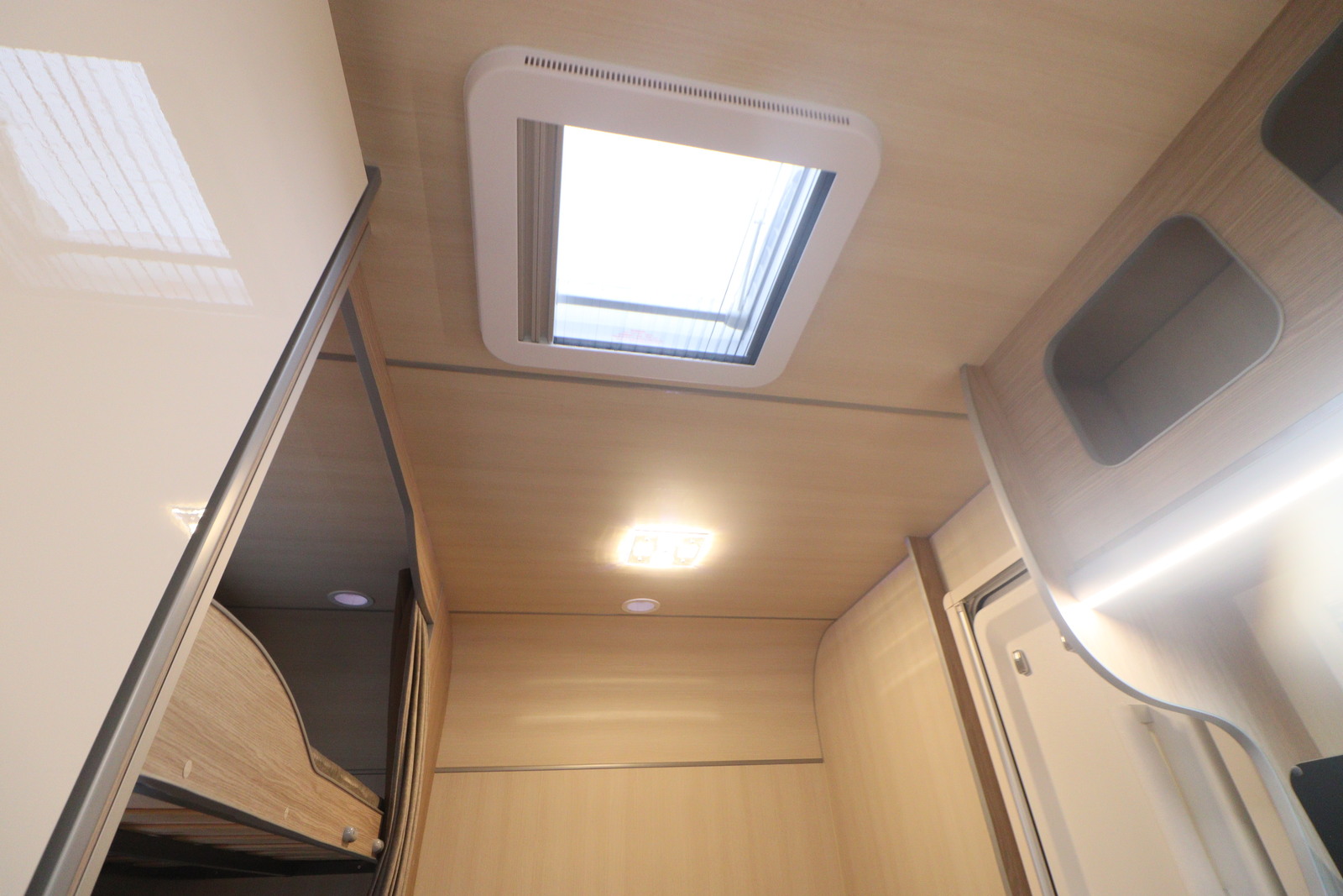 キャンピングカートレーラー