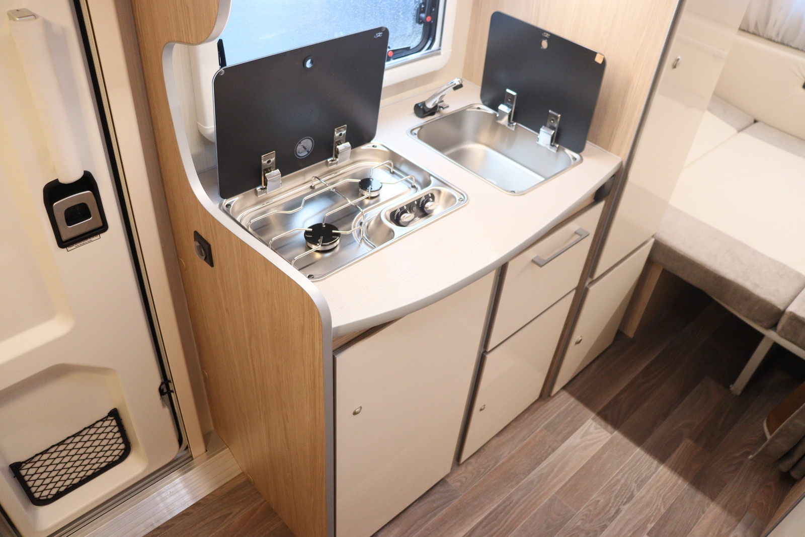 キャンピングカートレーラー