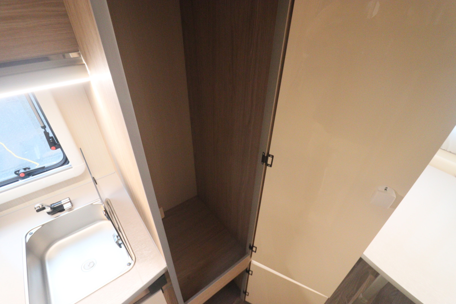 キャンピングカートレーラー