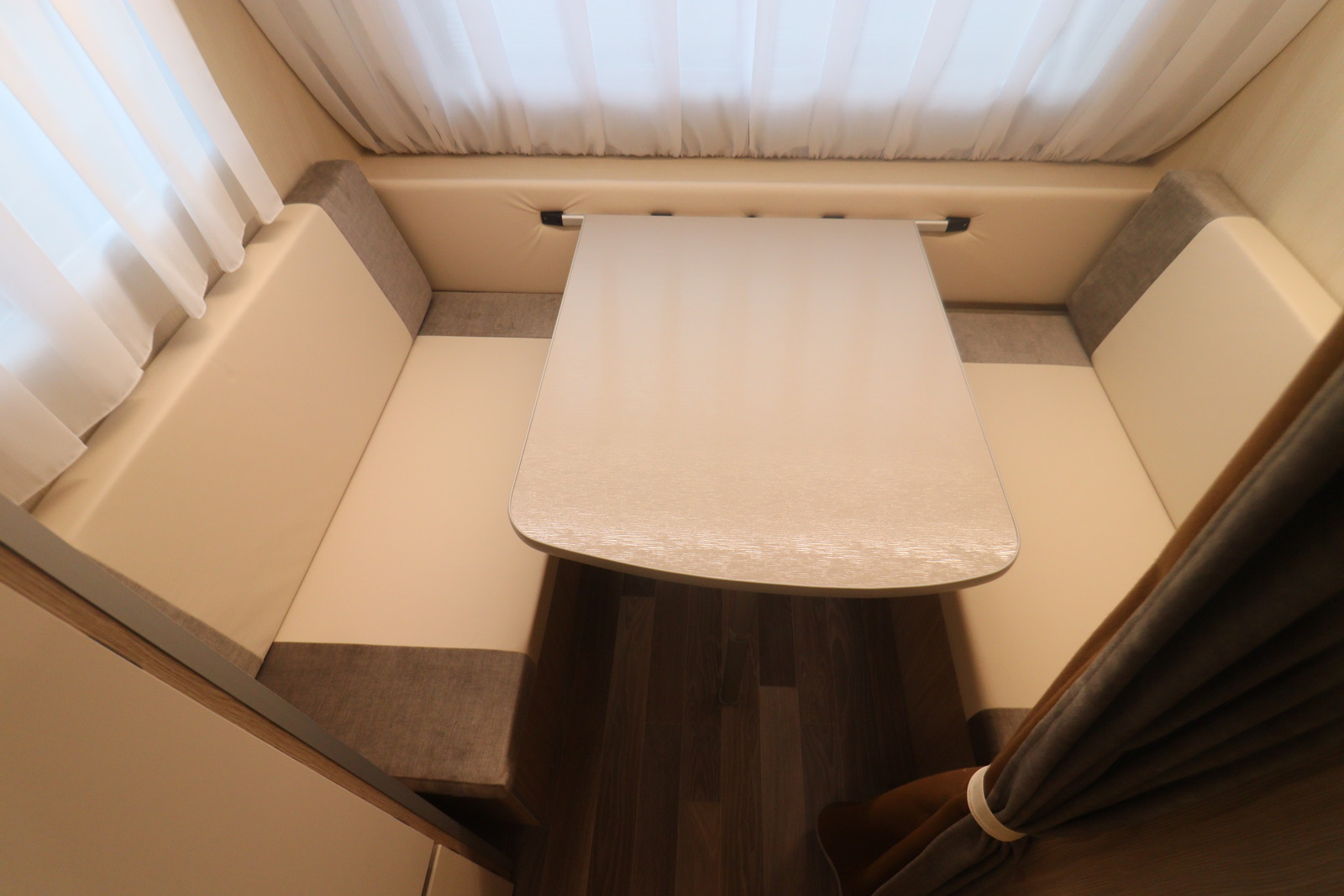 キャンピングカートレーラー