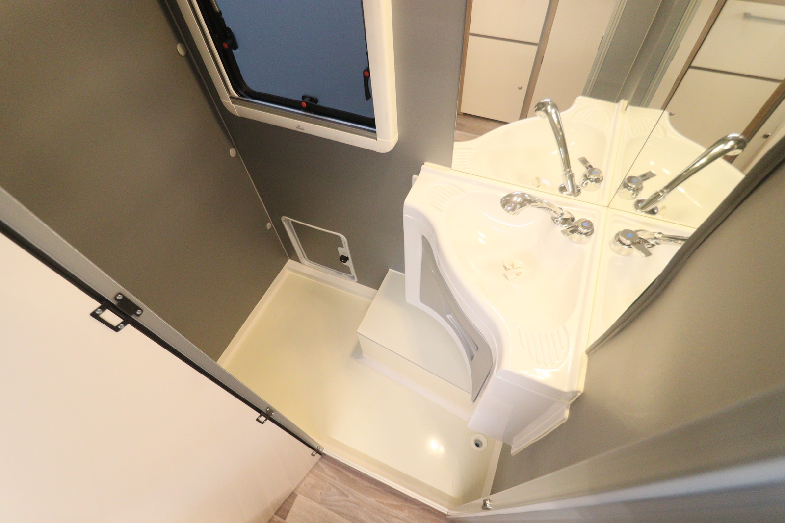 キャンピングカートレーラー