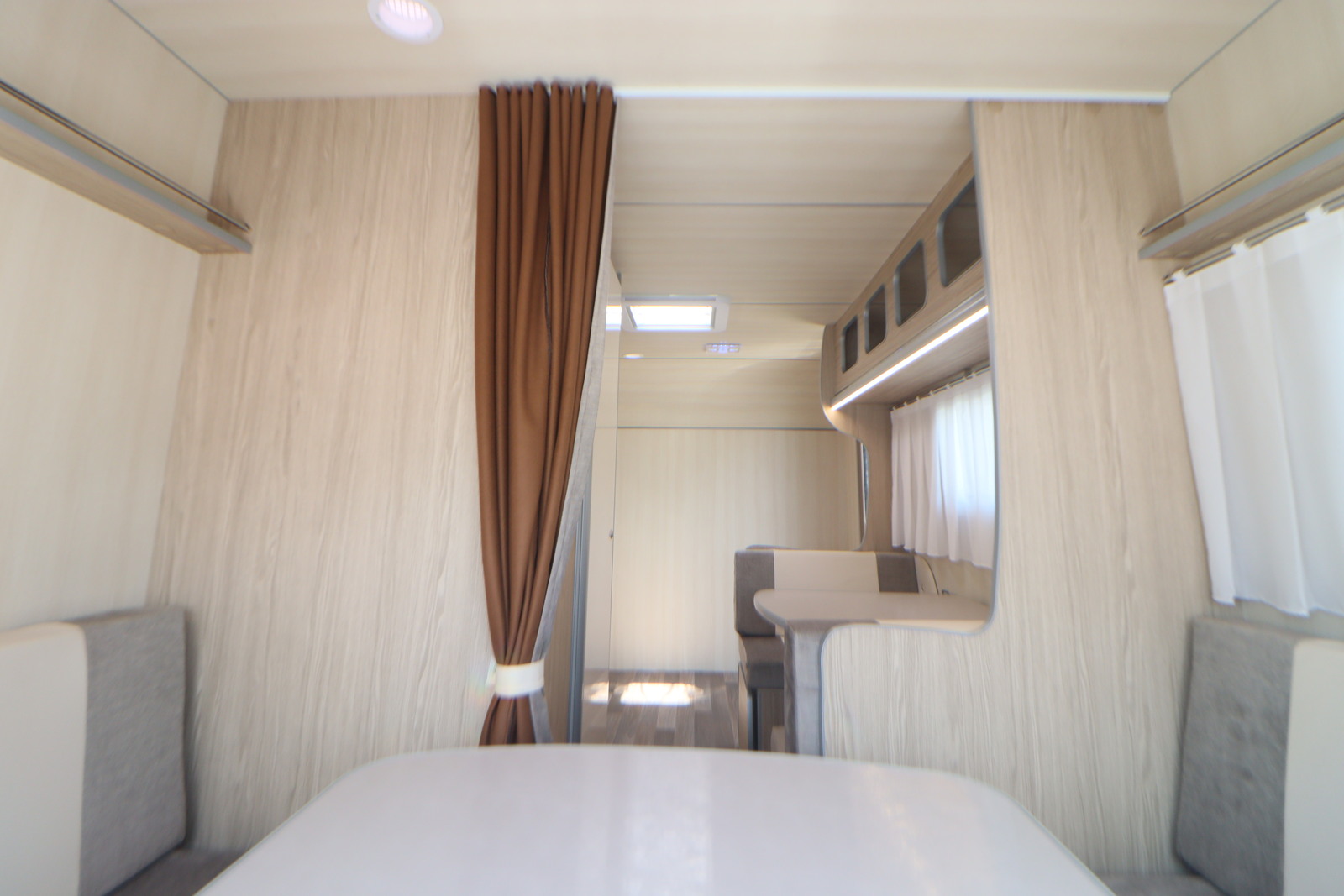 キャンピングカートレーラー