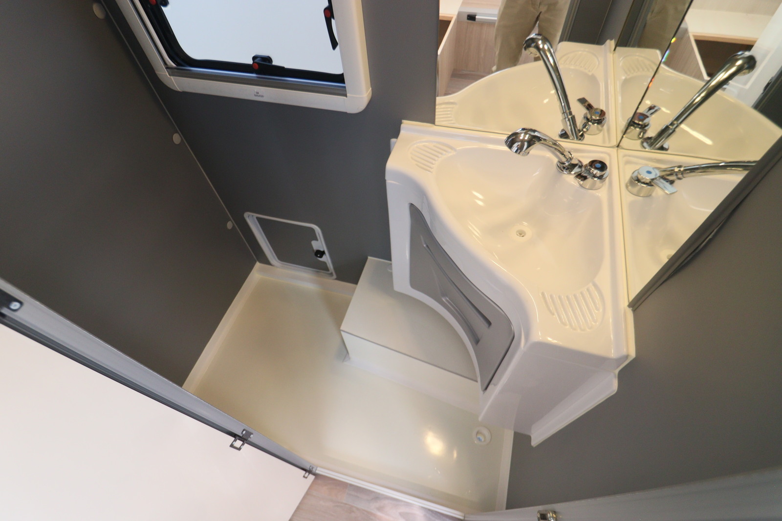 キャンピングカートレーラー