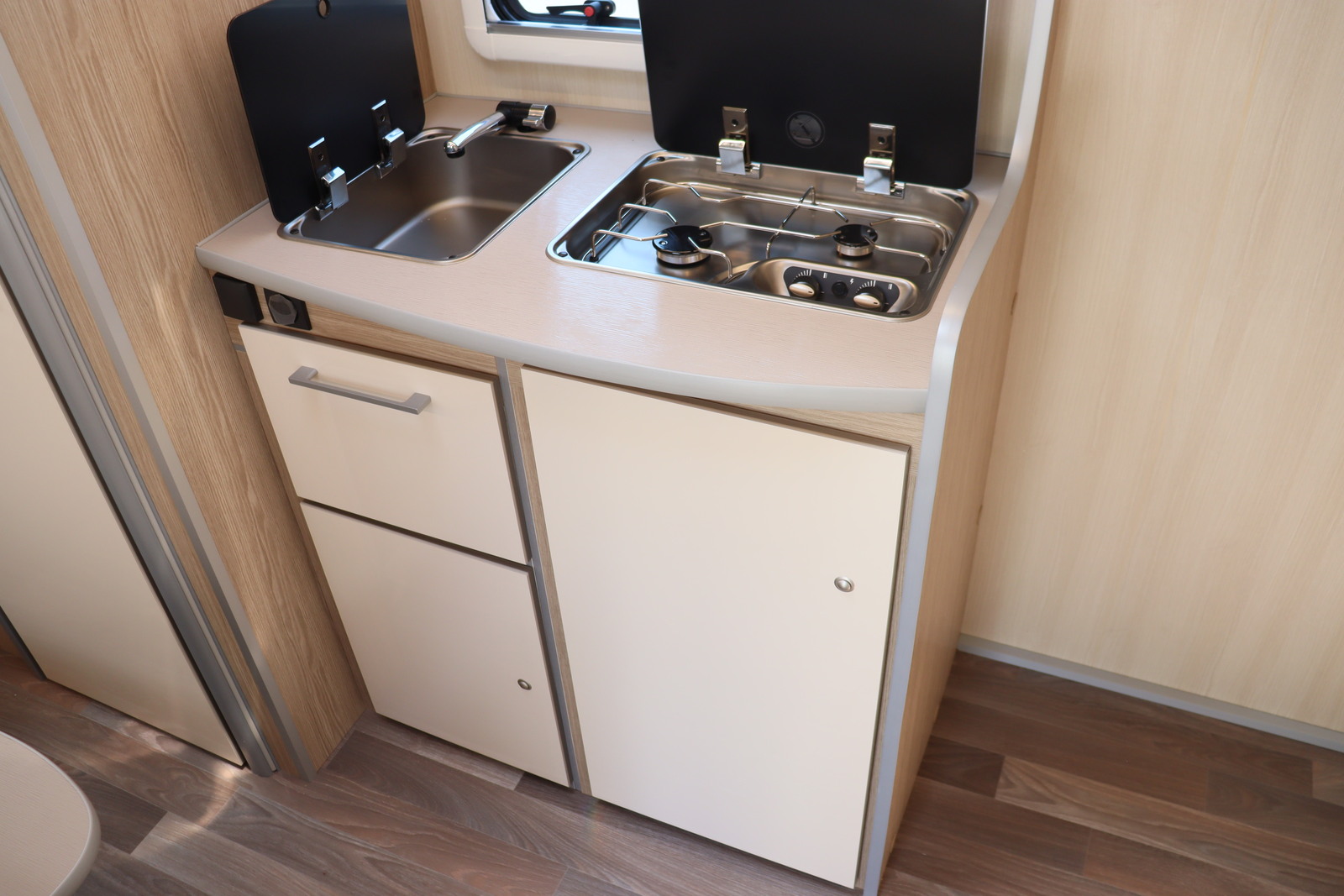 キャンピングカートレーラー