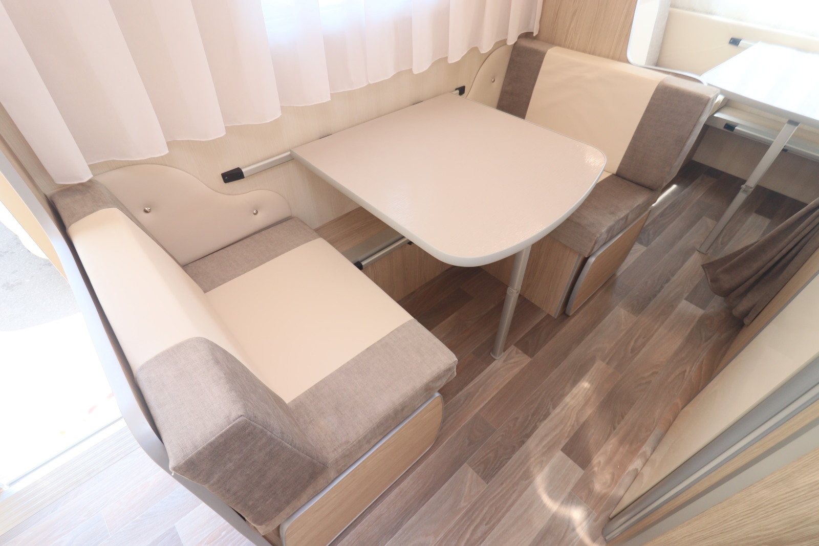 キャンピングカートレーラー