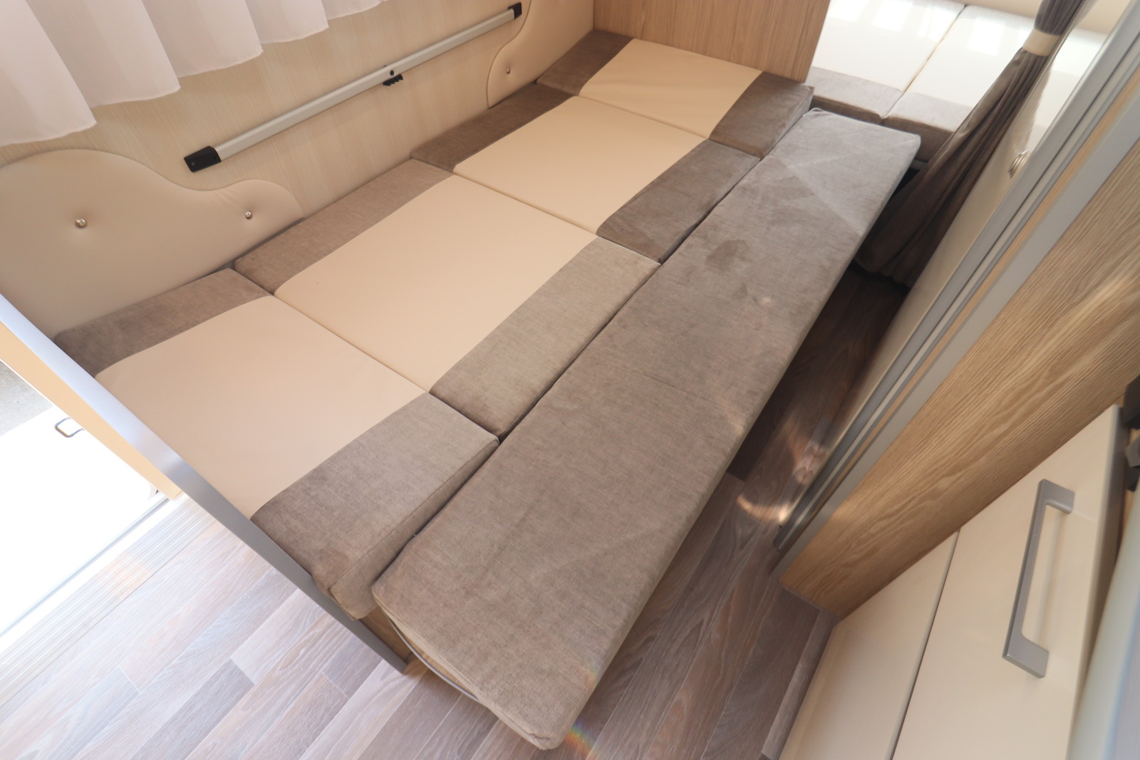 キャンピングカートレーラー