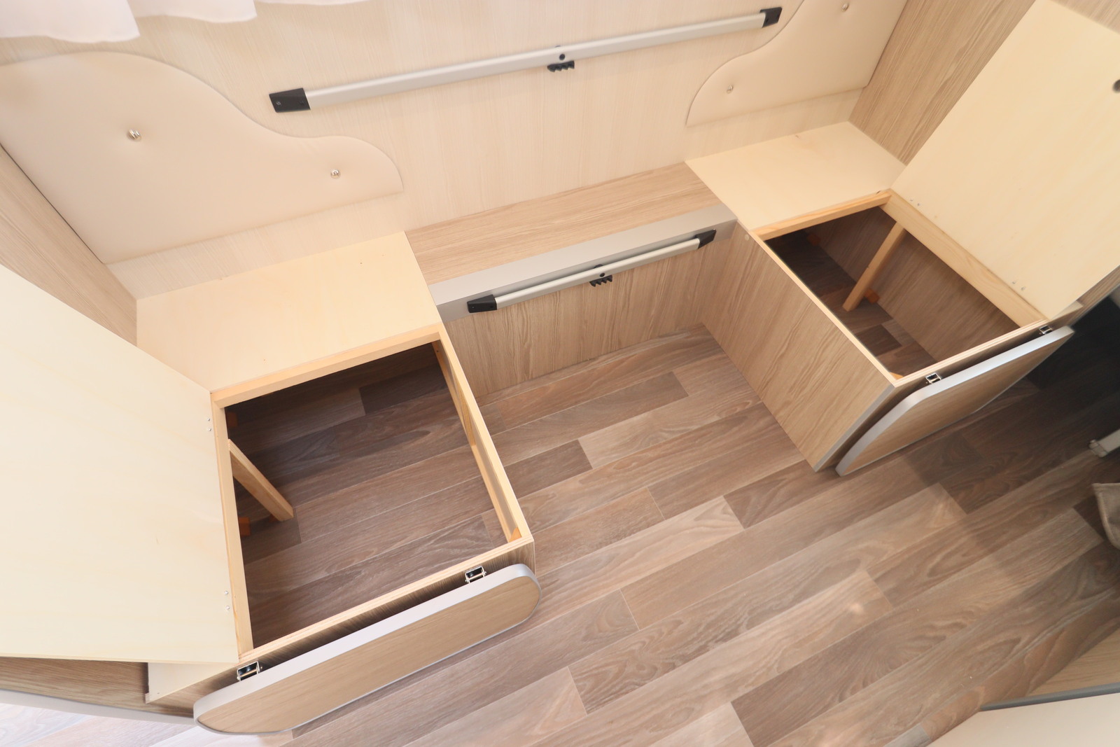 キャンピングカートレーラー