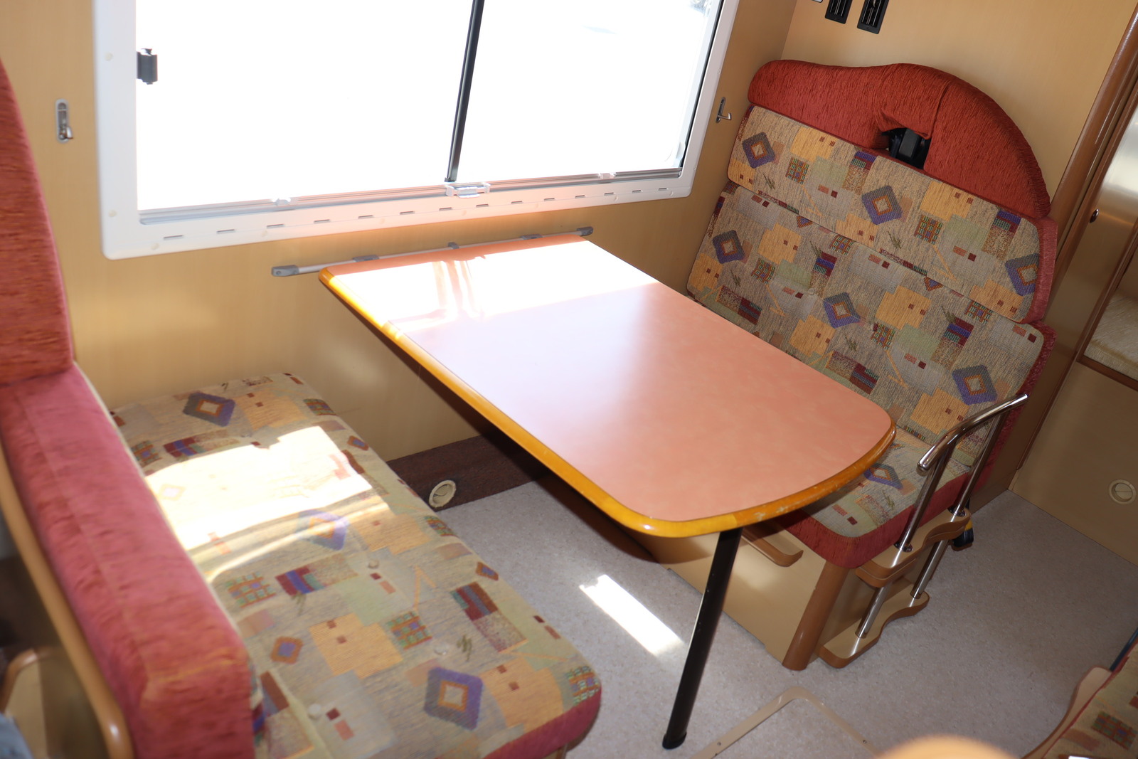 キャンピングカーキャブコン