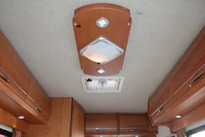 キャンピングカーキャブコン