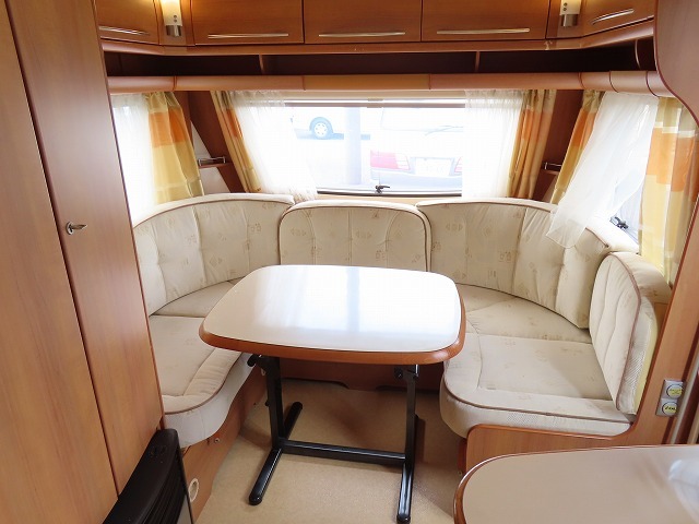 キャンピングカートレーラー