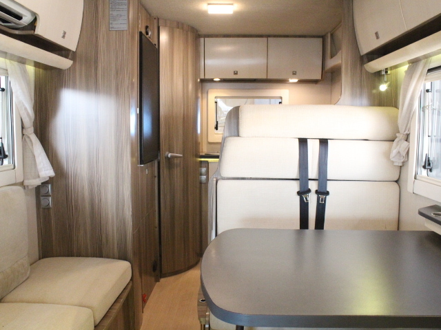 キャンピングカーキャブコン