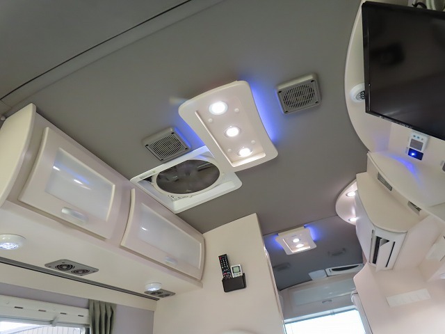 キャンピングカーバスコン