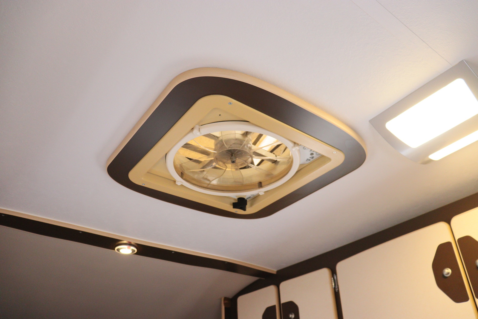 キャンピングカーキャブコン