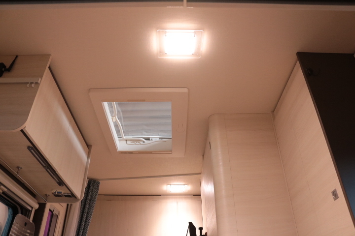 キャンピングカートレーラー