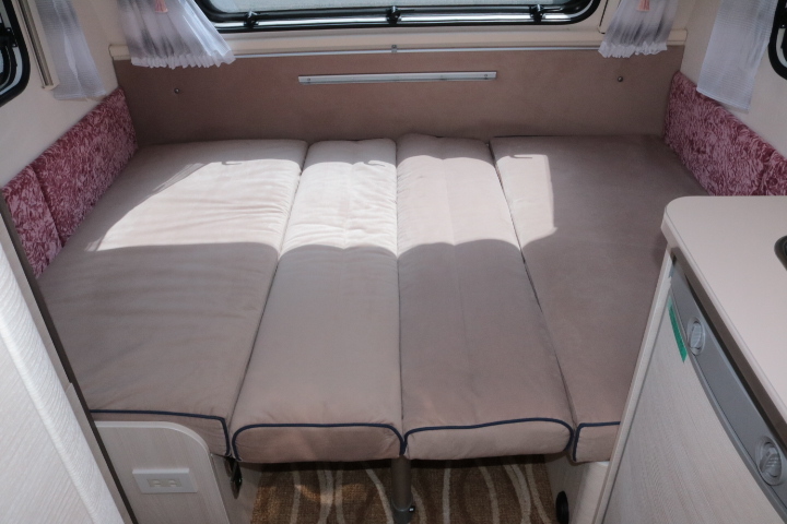 キャンピングカートレーラー