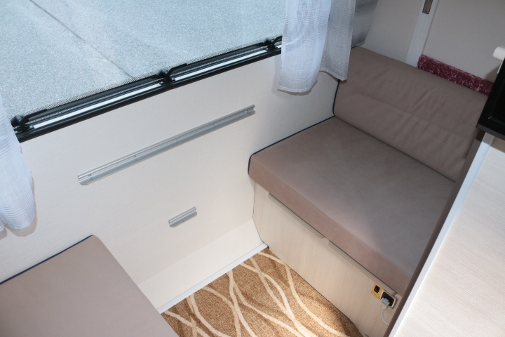 キャンピングカートレーラー