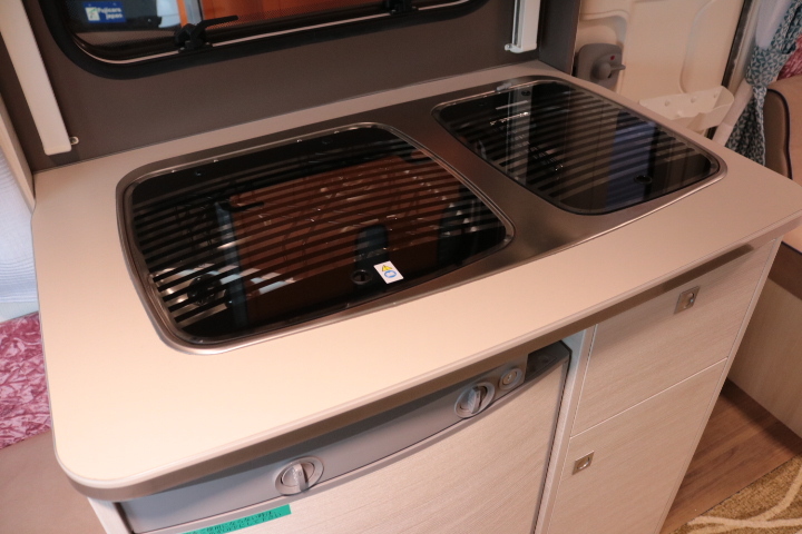 キャンピングカートレーラー