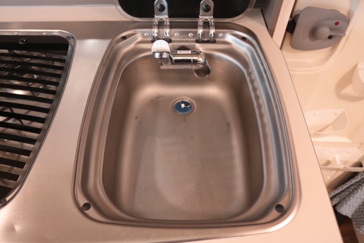 キャンピングカートレーラー