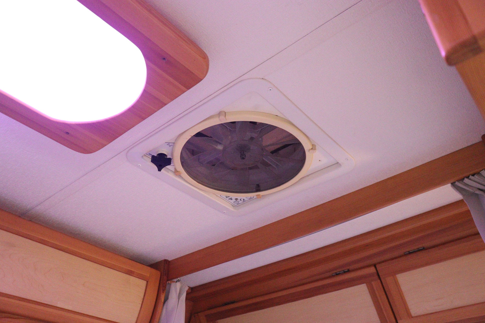 キャンピングカーキャブコン