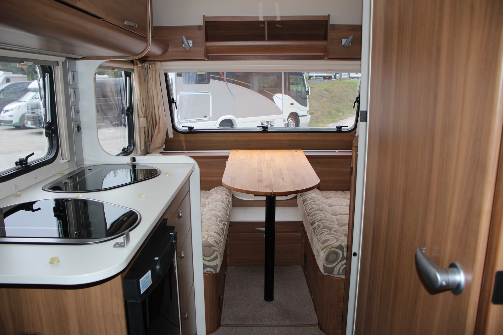 キャンピングカートレーラー