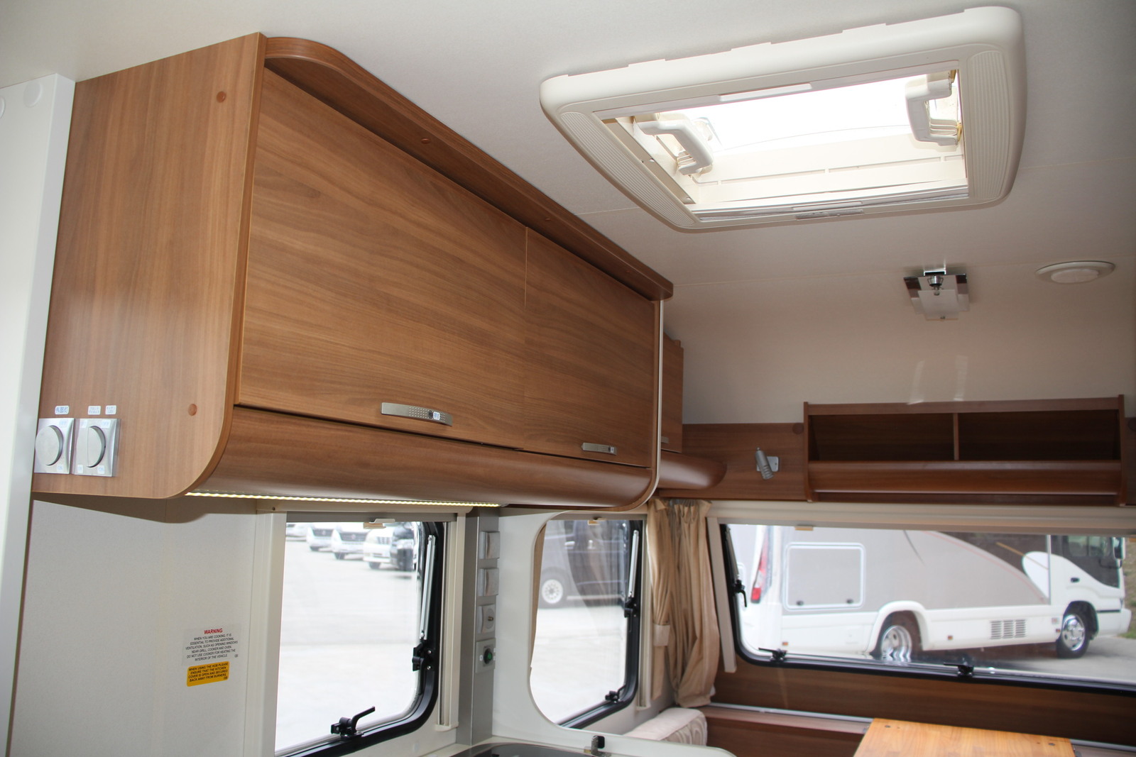 キャンピングカートレーラー