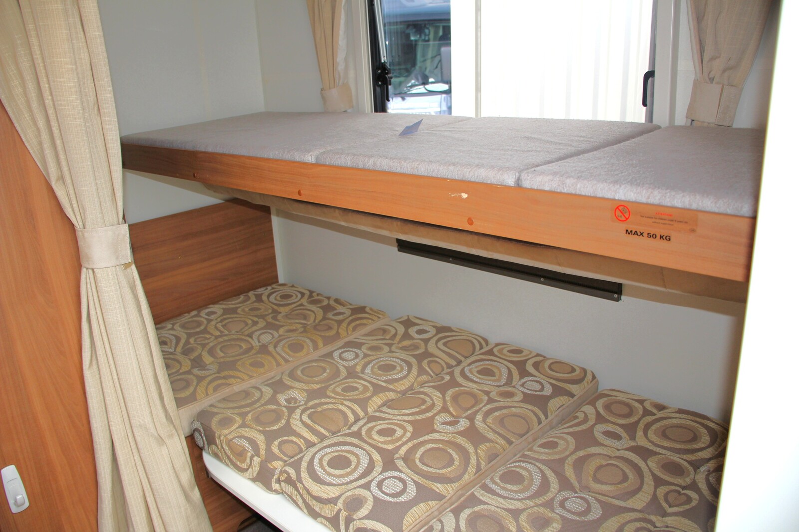 キャンピングカートレーラー