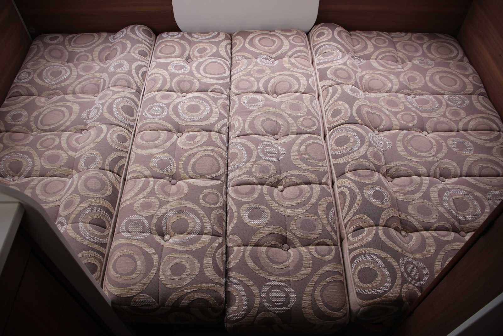 キャンピングカートレーラー