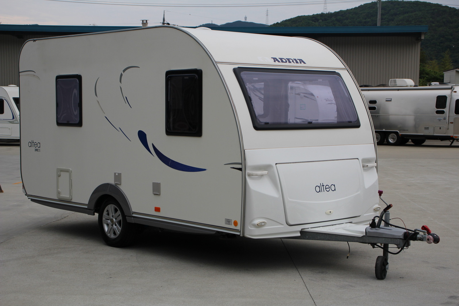 キャンピングカートレーラー