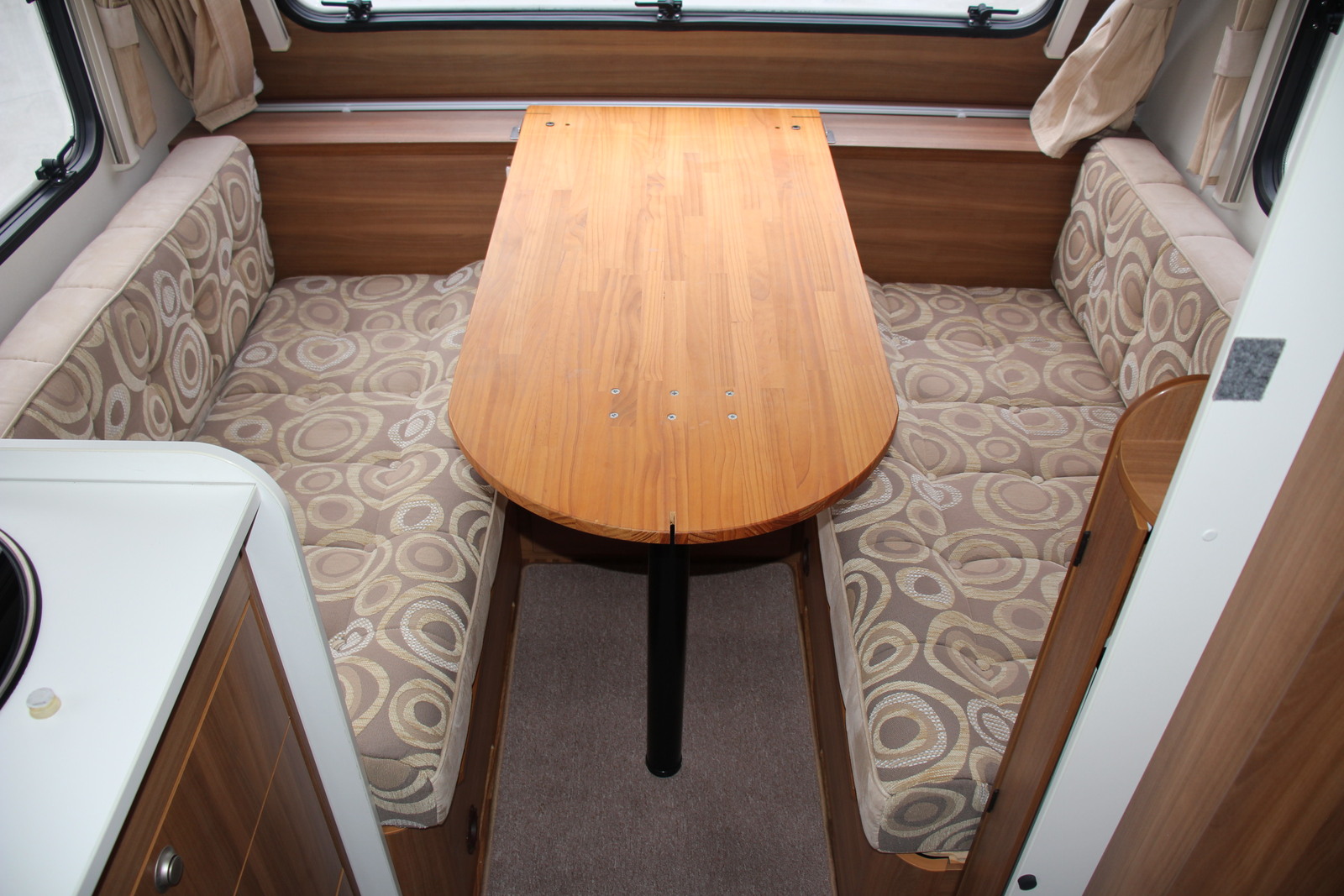 キャンピングカートレーラー