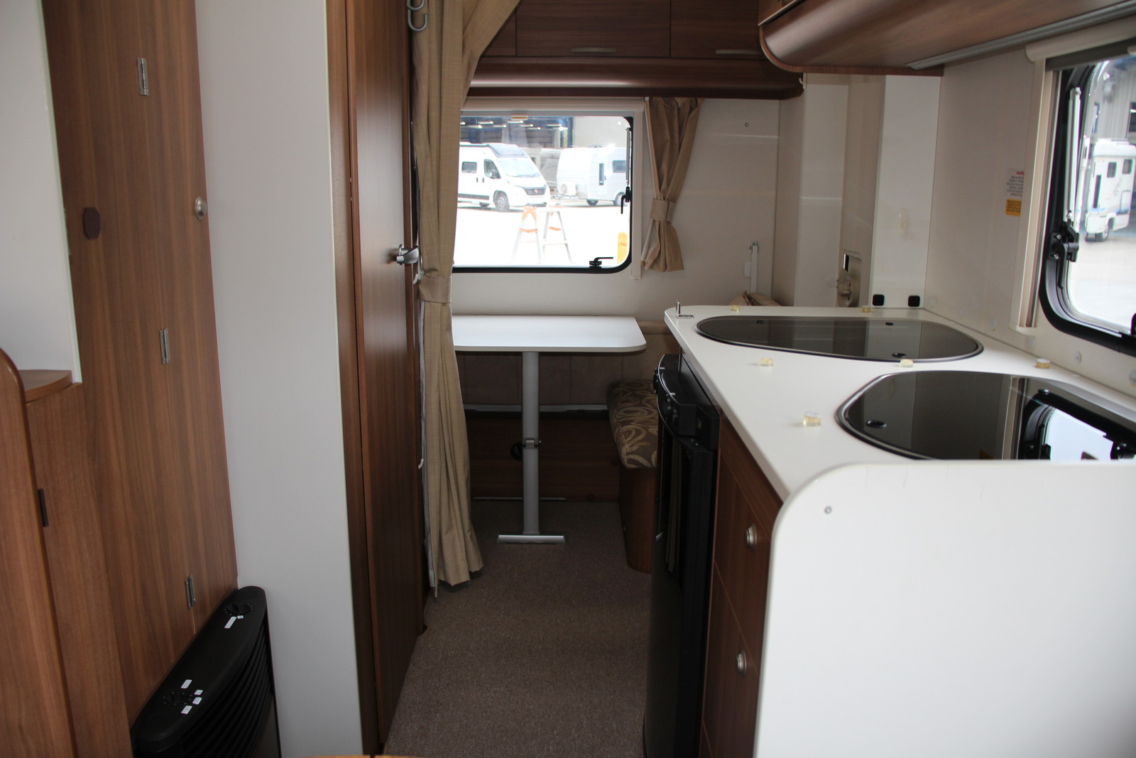 キャンピングカートレーラー