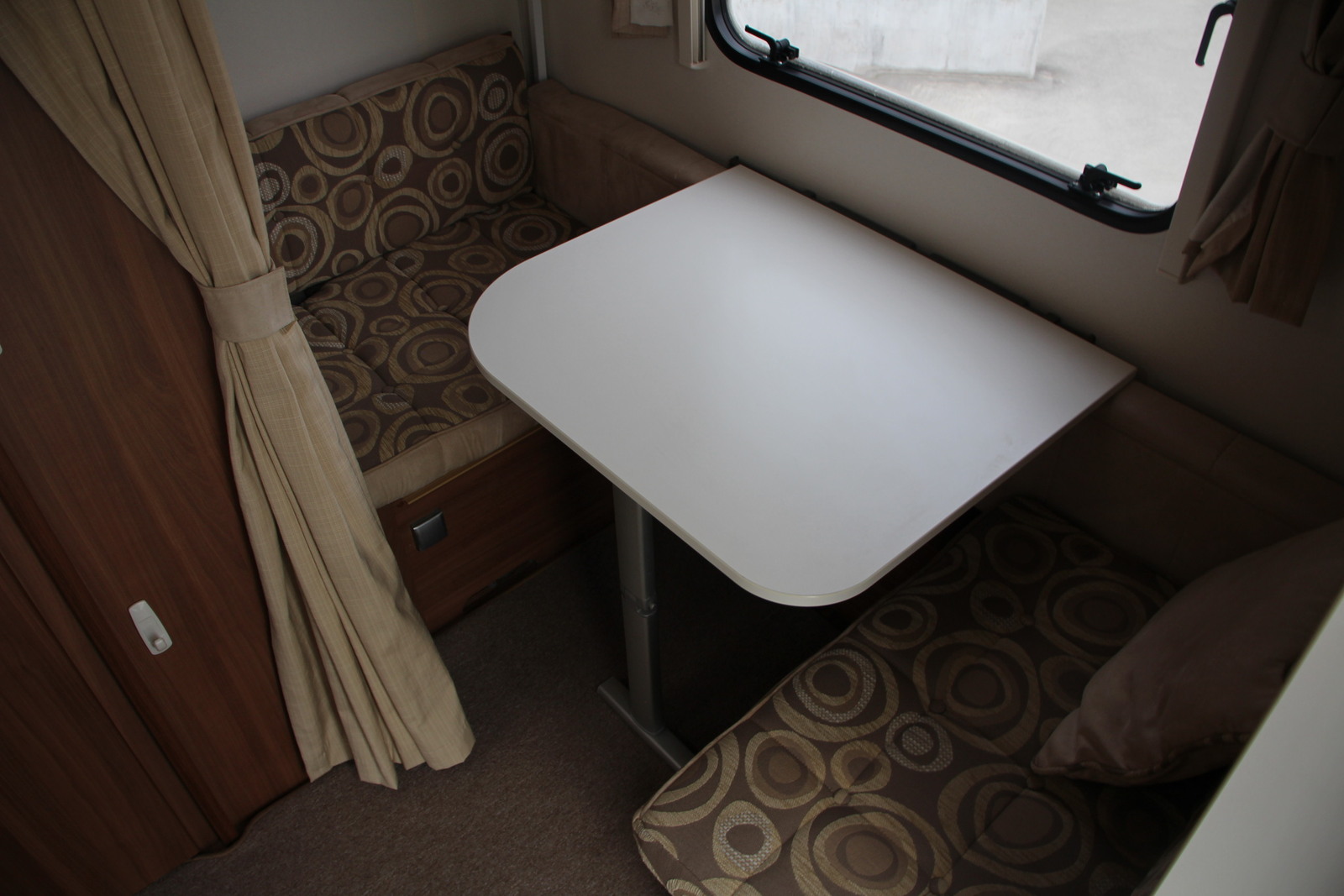 キャンピングカートレーラー