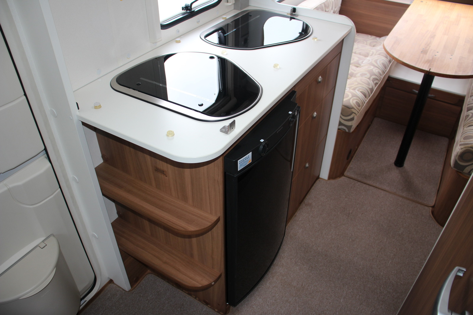 キャンピングカートレーラー